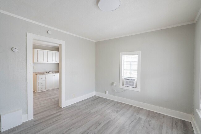 Foto del edificio - E 7th St Duplex