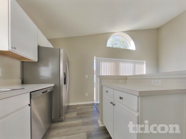 Building Photo - 1998 Grasmere Dr