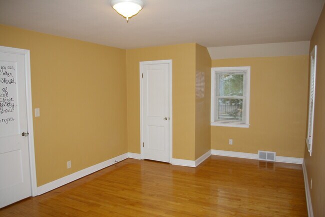 Large upper level bedroom - 421 E Zingler Ave