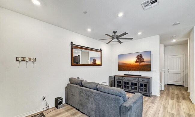 Foto del edificio - 24140 Tuscany Ave