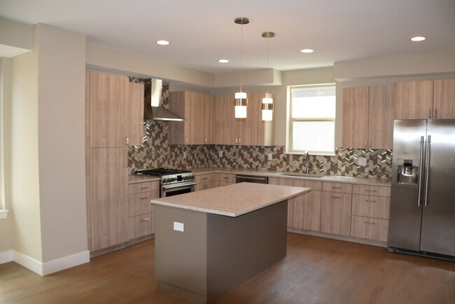Building Photo - 3 bedroom / 3.5 bath Townhome + 2 Large Flex Spaces & Spacious Roof Top Deck!