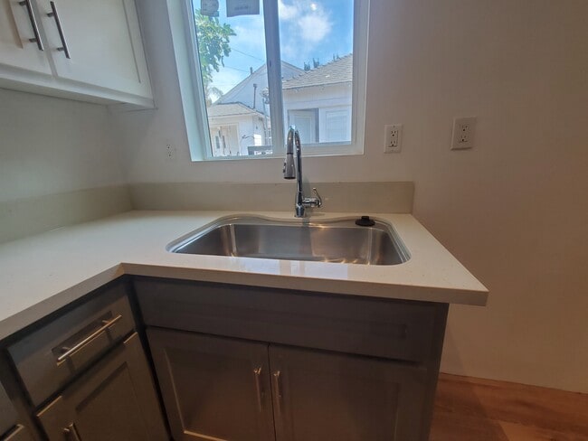 farmhouse sink - 437 W Regent St