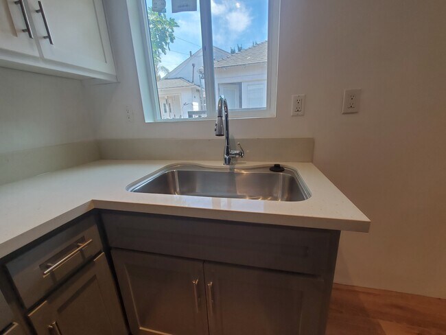 fregadero de granja - 437 W Regent St