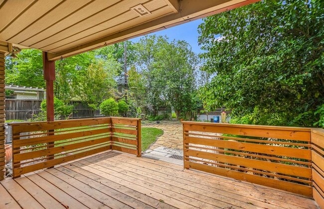 Building Photo - 1009 Alegria Rd