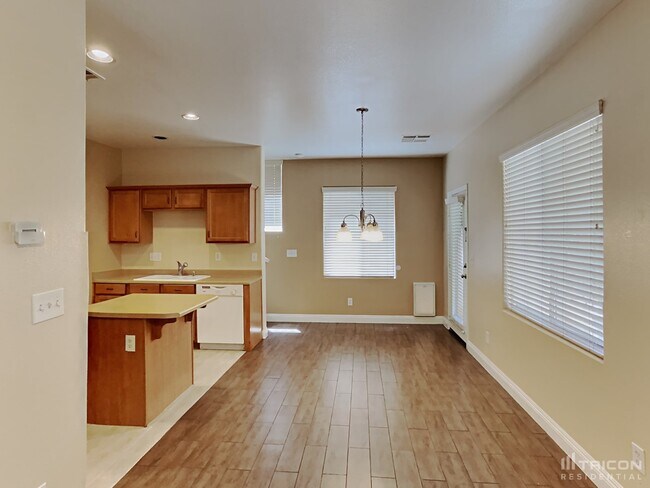 Foto del edificio - 719 Easter Lily Pl
