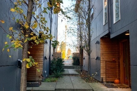 Townhouses with semi private entry - West Seattle Townhouse