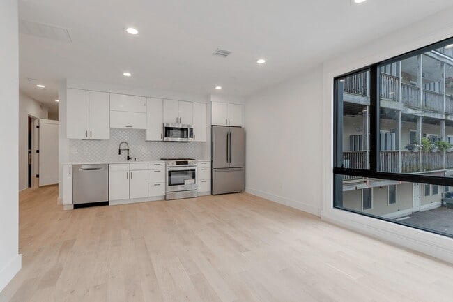 Photo - 148 W 9th St Townhome