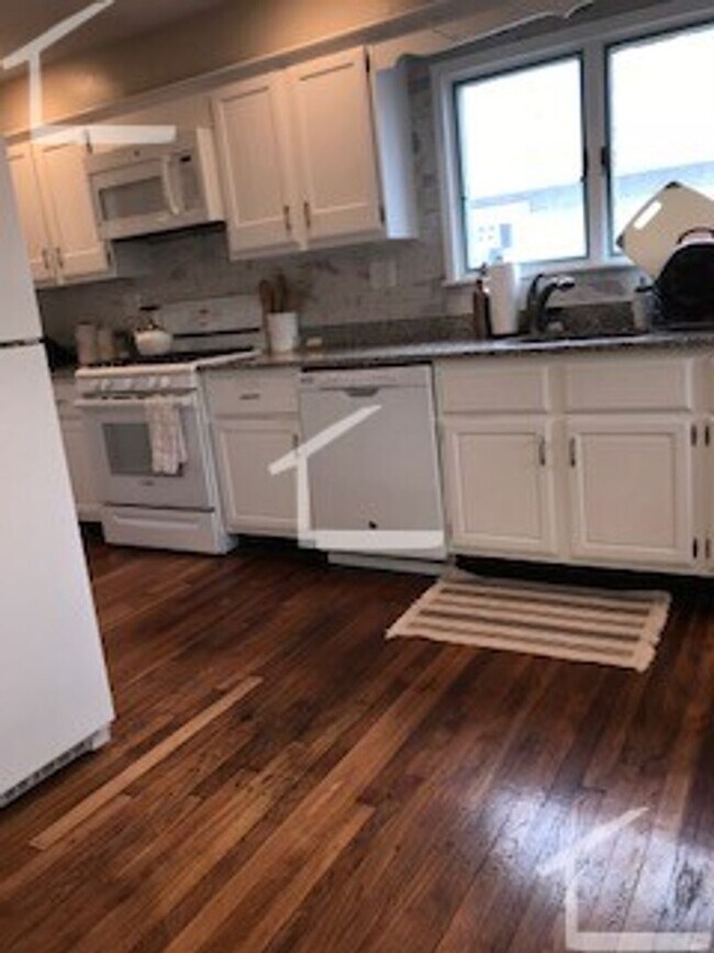 Building Photo - Avl NOW/July/Aug - Very nice 3BR w/drivewa...