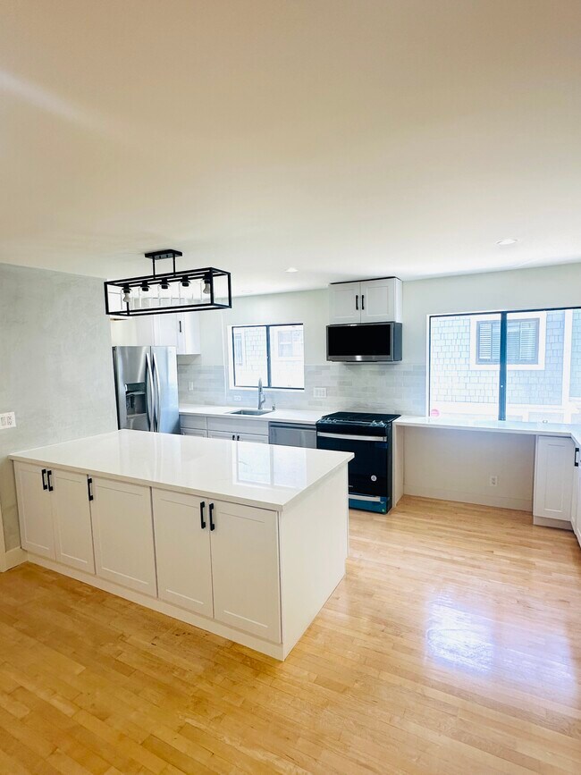 Newly remodeled kitchen with brand new appliances - 3812 Vía Dolce