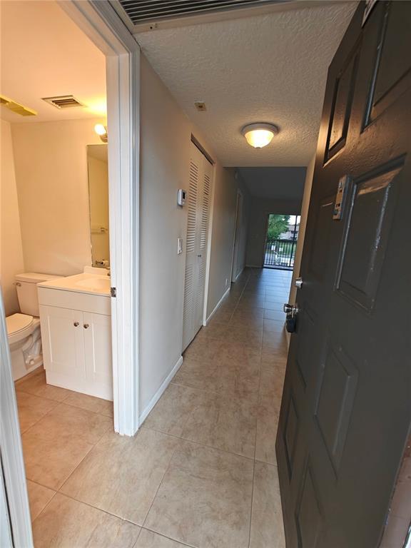 Foto del edificio - 8770 Royal Palm Blvd