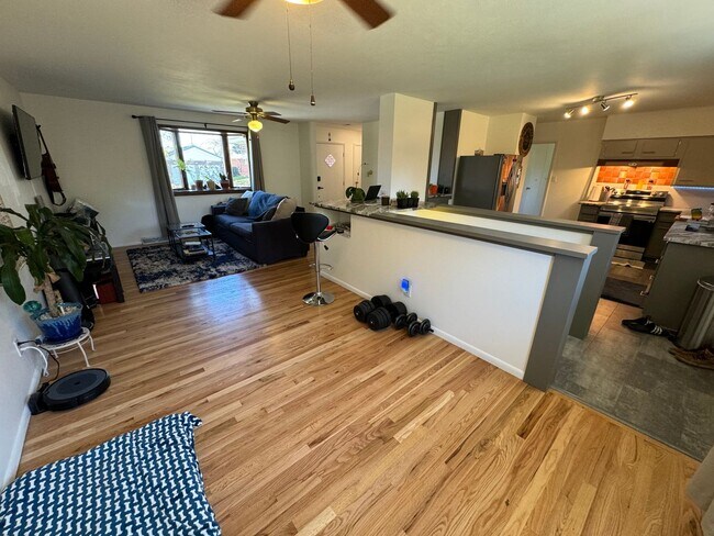 Building Photo - Private Lakewood Home