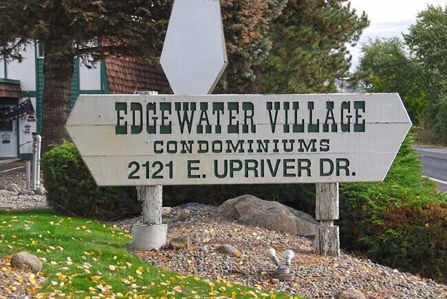 Foto del edificio - Spacious And Nicely Updated 2 bed 1 Bath Condo unit w/ full size laundry