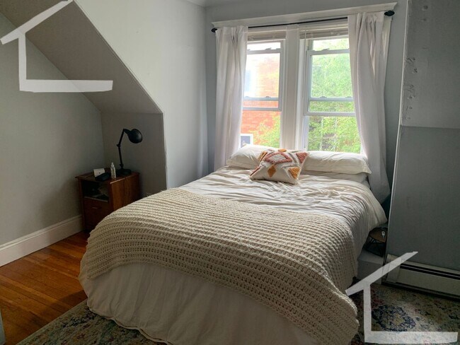 Building Photo - Two floored unit in Allston!