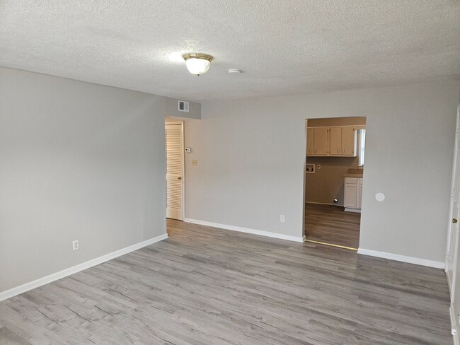 Foto del edificio - 2br/1ba apartment off Hwy 401. New paint a...