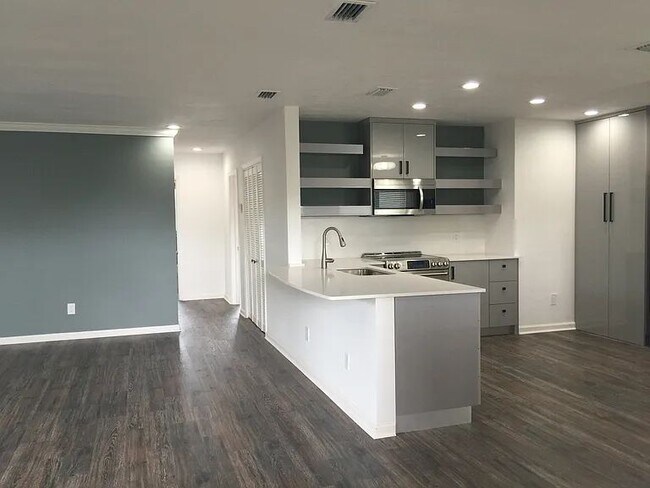 Foto del edificio - 6815 Edgewater Dr