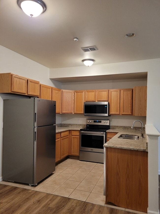 Foto del edificio - 670 Bassett Dr