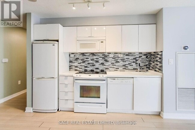 Building Photo - 10 Capreol Ct