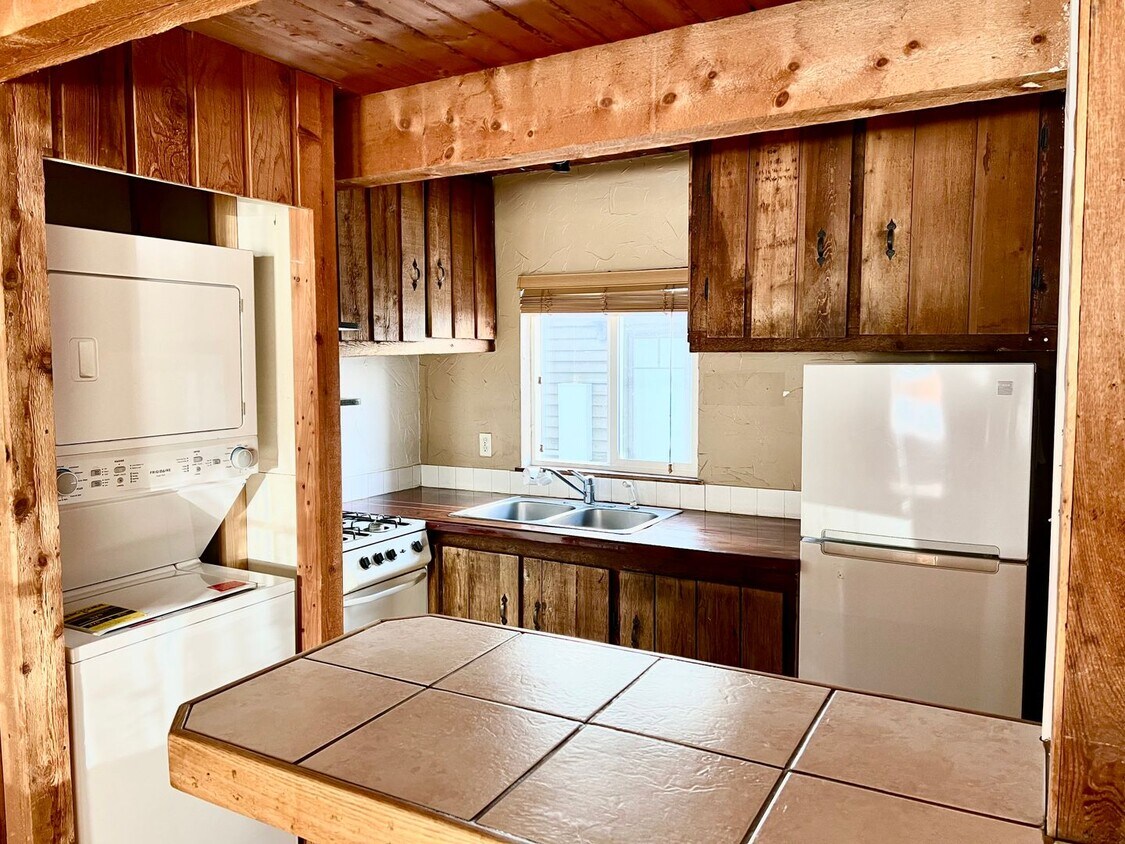 Primary Photo - Downtown 2bedroom Townhome