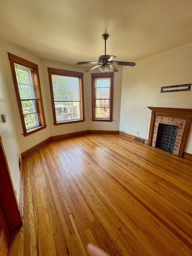 Foto del edificio - 4249 W Potomac Ave
