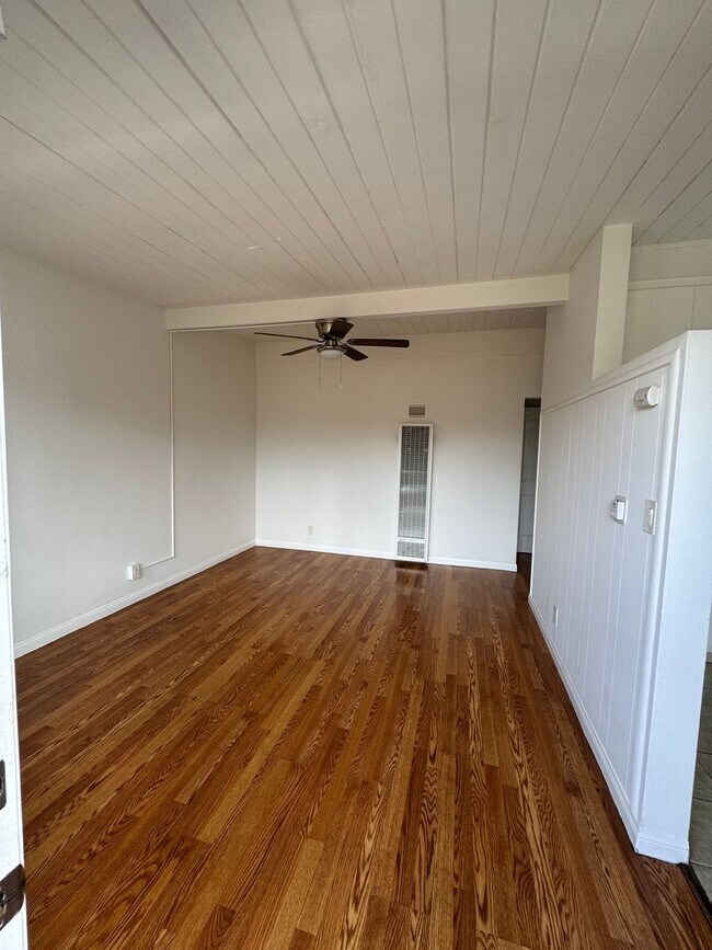 Foto del edificio - Comfortable 1-Bedroom in Gardena – Stylish...