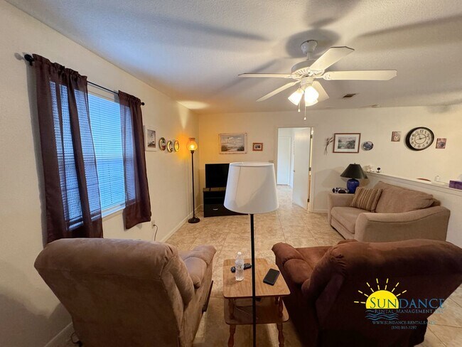 Building Photo - Charming 3-Bedroom Home located in between Hurlburt and Eglin AFB!