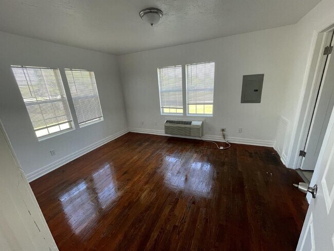Foto del edificio - 1800 Exchange Ave