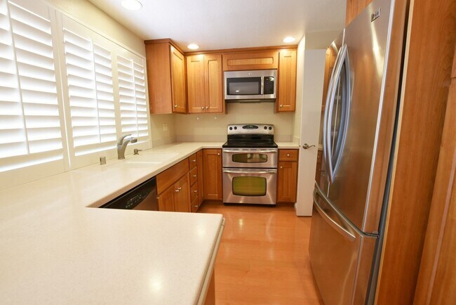 Foto del edificio - Beautiful Updated 3 Bedroom 2.5 Bath Townhouse in Desirable Cupertino Community!