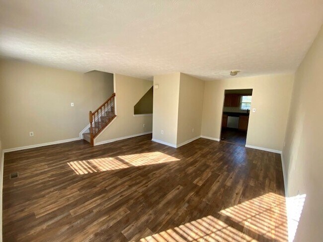 Building Photo - Gorgeous 3 Bedroom Townhome!