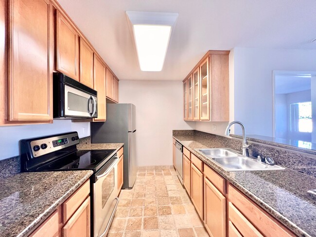 Foto del edificio - Beautiful 2Bd/2Ba Condo located in UTC!