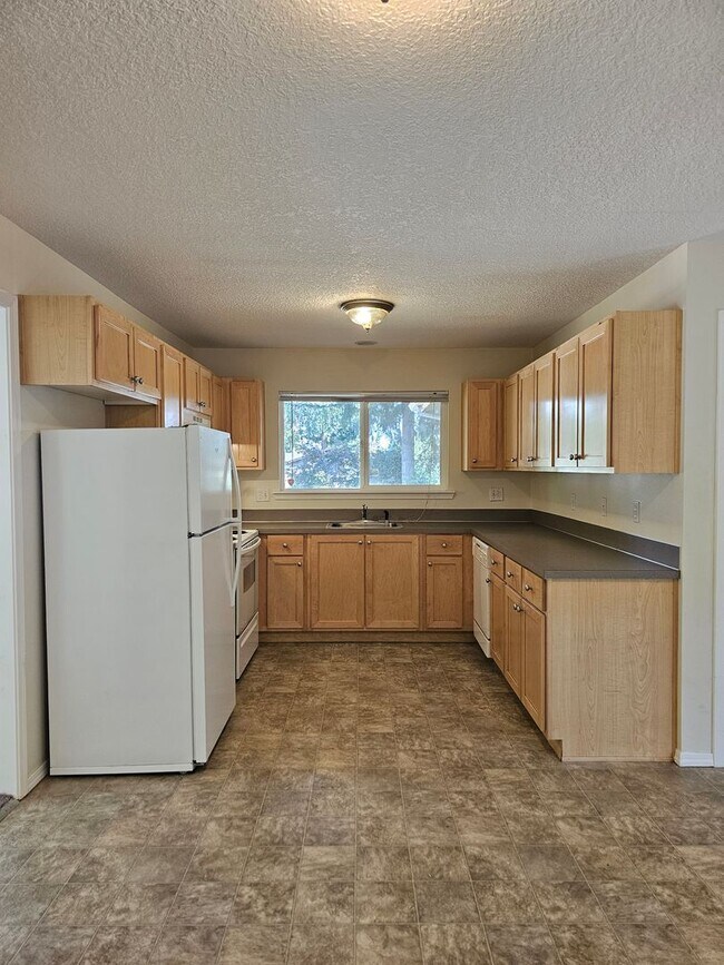 Foto del edificio - CLOSE IN SW PORTLAND RANCH 3/2 + 2 CAR GAR...
