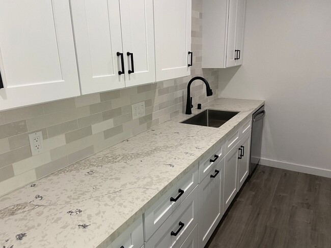 Building Photo - Completely Remodeled 2 Bed 2 Bath in Linda...