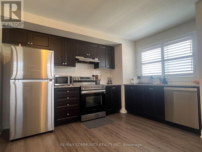 Building Photo - 3570 Bur Oak Ave