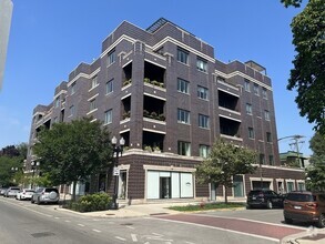 Building Photo - 2246 W Lawrence Ave
