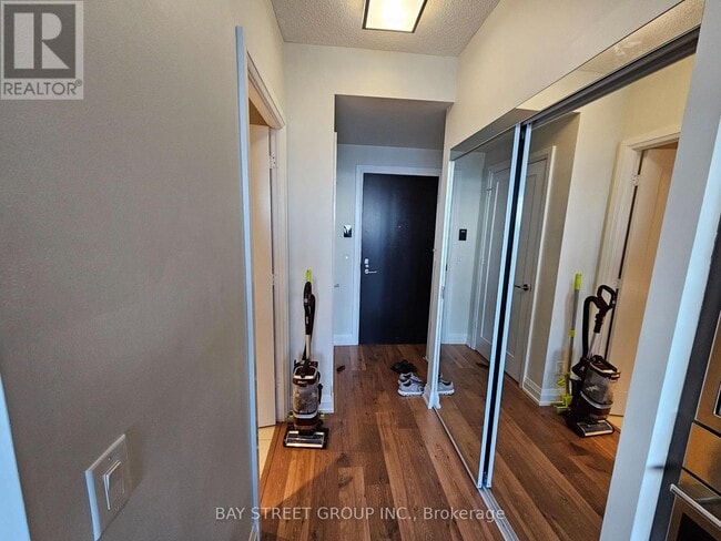 Photo du bâtiment - 5-3825 Sheppard Ave E
