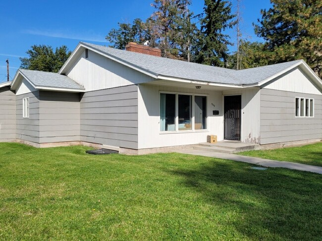 Building Photo - Beautiful 5 Bedroom, 2 Bathroom + Bonus ro...