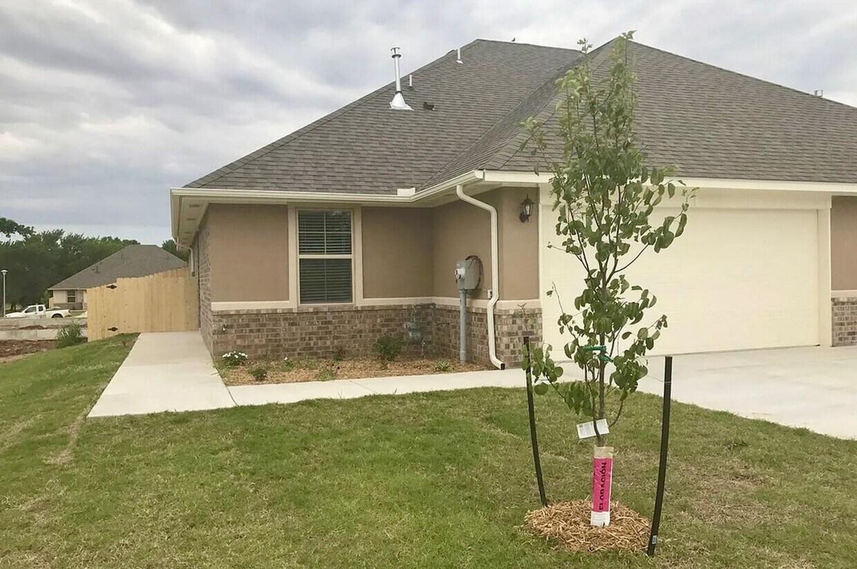 Primary Photo - Beautiful 3 Bed 2 Bath Duplex!!