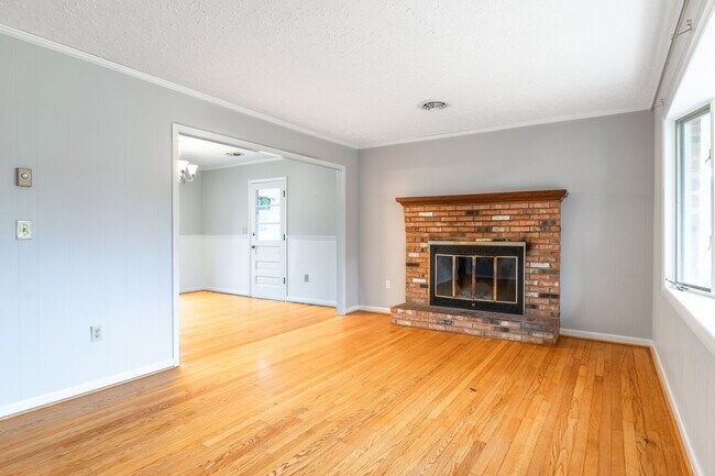 Building Photo - 3 Bed / 2 1/2 Bath. Master on Main. Close ...