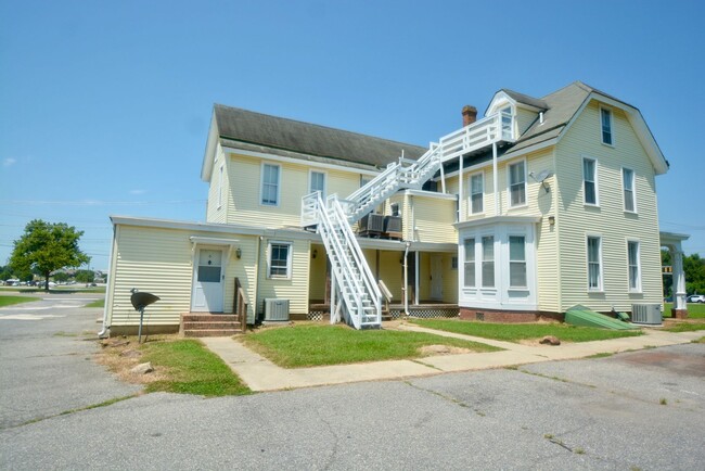Building Photo - Great - 1 BEDROOM in Middletown with a Bri...