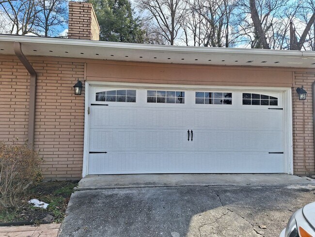 Foto del edificio - Beautiful 3BD/3BA Basement Rancher with 2 car garage in West Knoxville