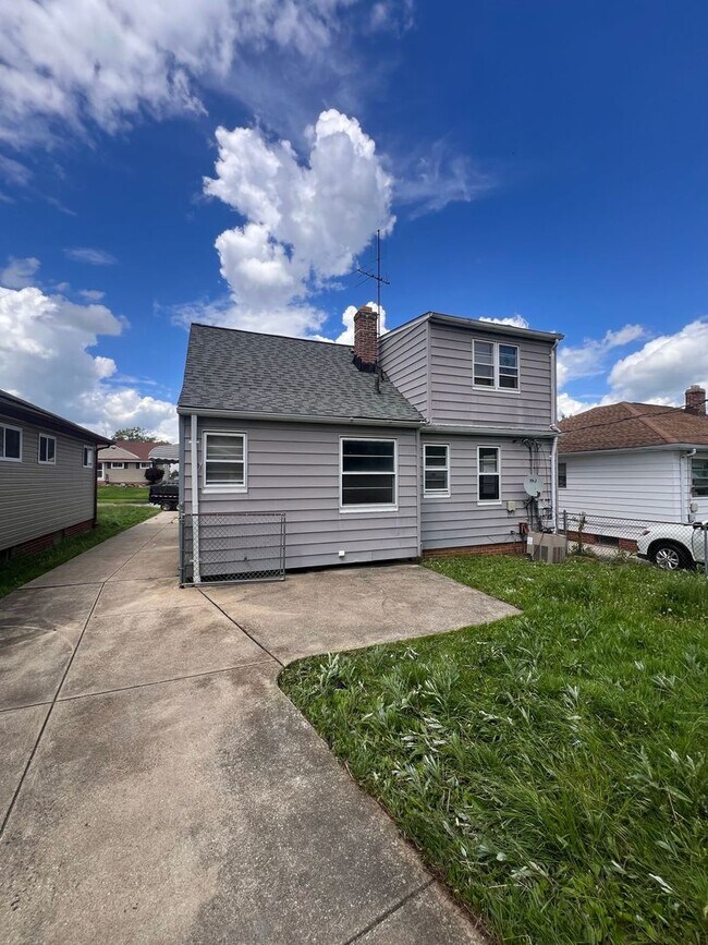 Foto del edificio - 18400 Hazelwood Ave