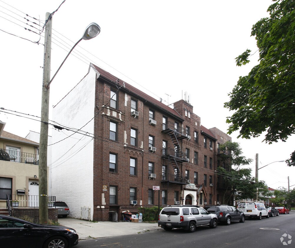 Building Photo - 945 E 26th St