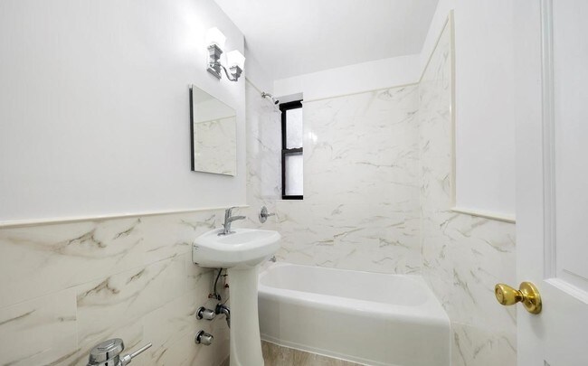 Foto del edificio - 70 E 9th St