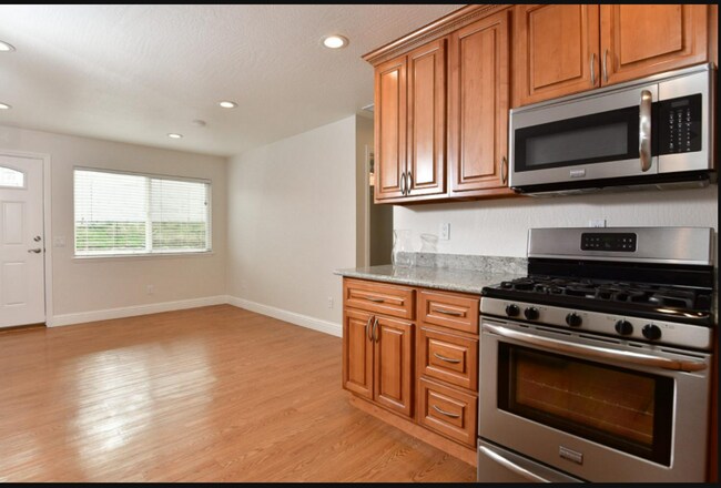 Building Photo - 675 Hamline St