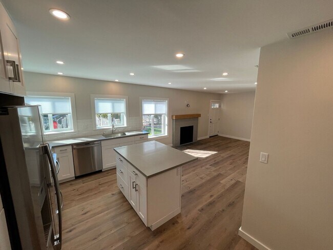 Building Photo - Completely Remodeled Home in San Carlos wi...