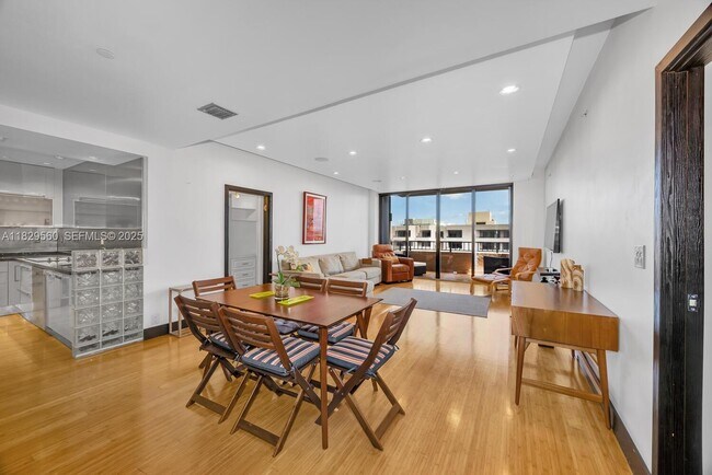 Foto del edificio - 251 Crandon Blvd