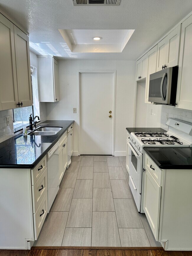 689 W Sierra Madre Blvd, Sierra Madre, CA 91024 Townhome Rentals in