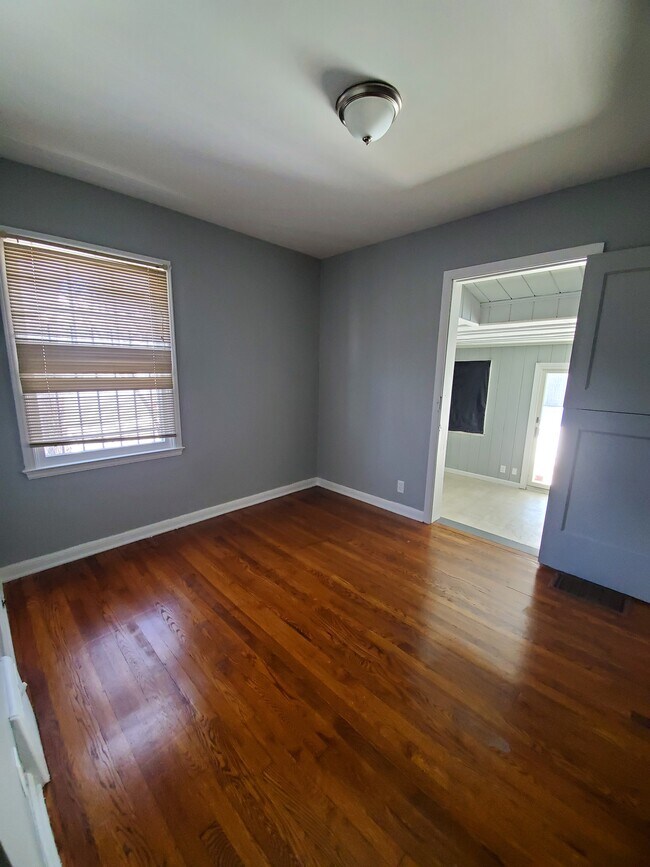 Building Photo - 548 Buckingham Ave