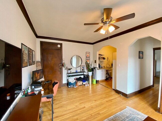 Building Photo - 748 W Webster Ave