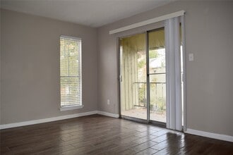 Building Photo - 5625 Antoine Dr