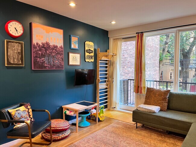 Building Photo - 311 Hart St